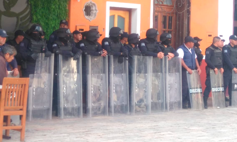 Resguardan policías zócalo de Zacatlán