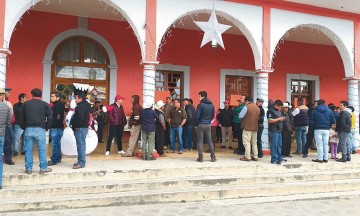 Toman habitantes alcaldía en Chignautla