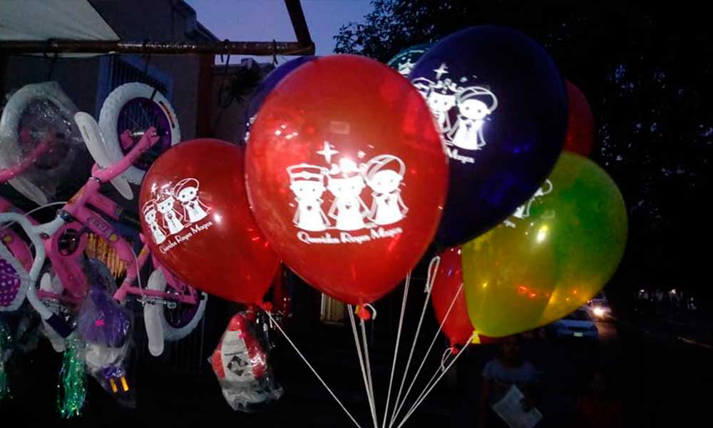 Divide uso de globos celebración de Día de Reyes