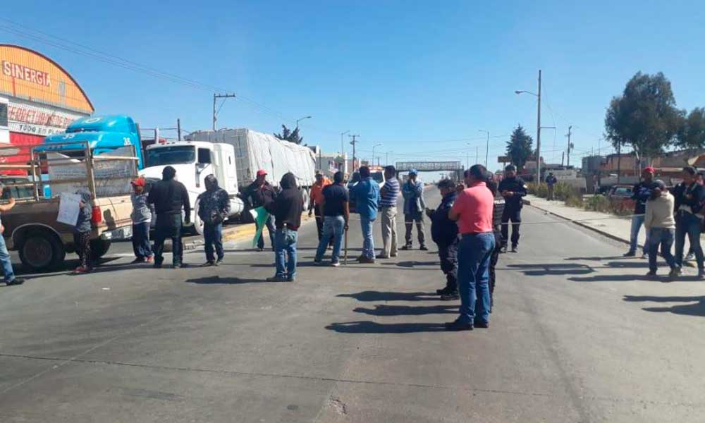 Bloquean la Puebla-Tehuacán para acusar imposición de inspector  