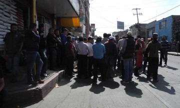 Cierran calle en Texmelucan ante ambulantes