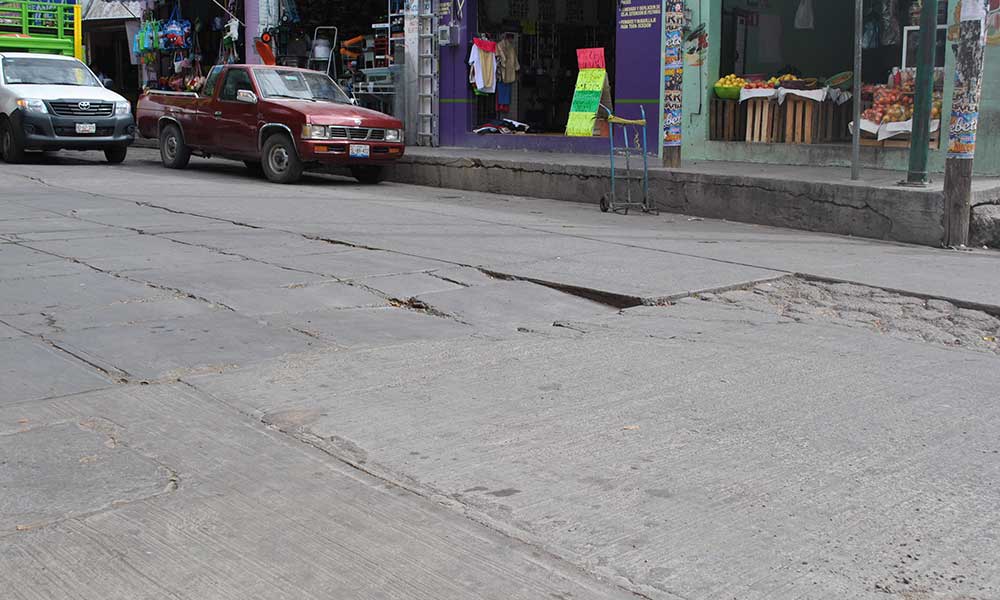 En Acatlán exigen reparar vialidades dañadas