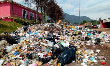 Disfraza Huauchinango tema de basura en recinto