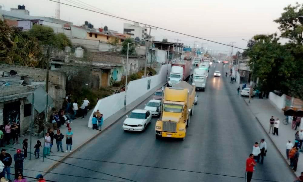 Cierran vecinos de Chachapa pista Puebla-Tehuacán