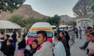 Bloquean carretera por conflicto entre transportistas de San Antonio Cañada