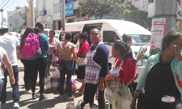 Pelean ambulantes contra alineadores en Tehuacán