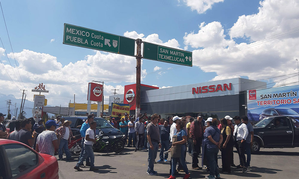 Cierran comerciantes accesos al municipio deTexmelucan