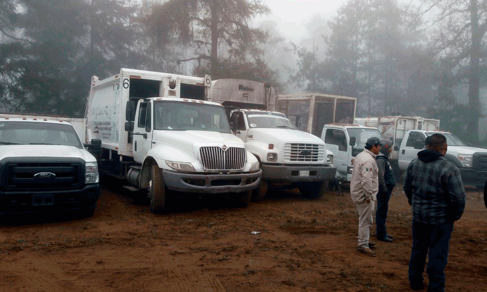 Retienen camiones recolectores de basura en Huauchinango