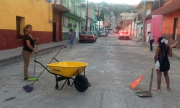 Barren ciudadanos la basura en Izúcar