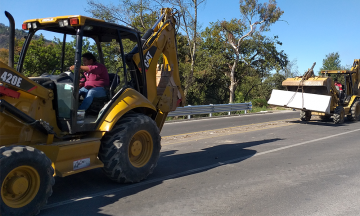 Retiran pobladores vallas de concreto en Chignautla