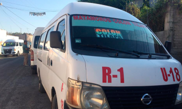 Cierran una calle por alza al transporte en Iz&uacute;car