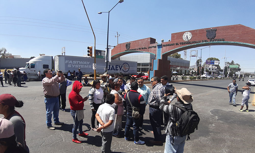 Bloquean tianguistas los accesos viales en Texmelucan