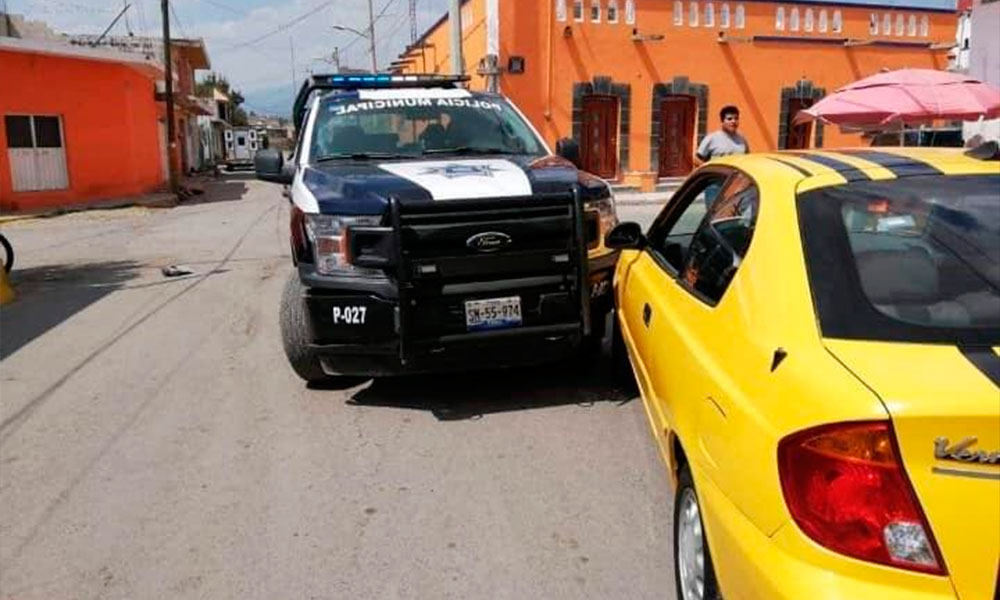 Policías ebrios chocan patrulla contra particular en Amozoc