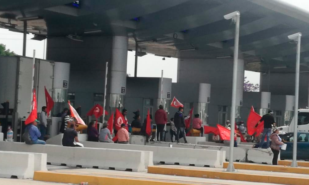 Asociaciones agrícolas cierran caseta de la autopista México-Puebla