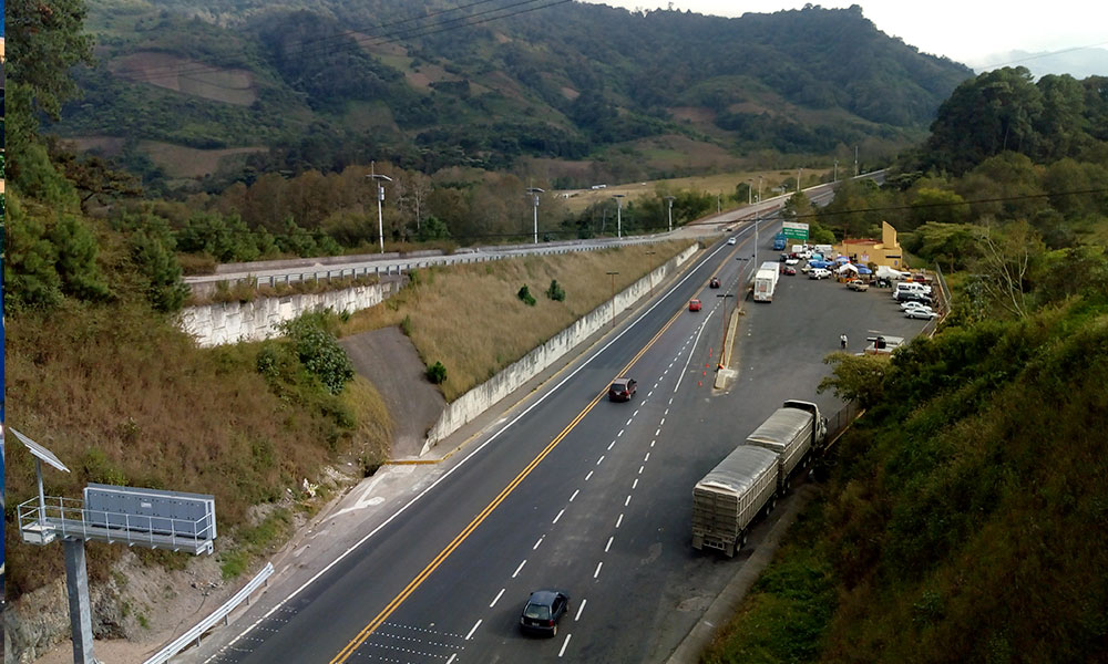 Cierran paradero de autopista en Huachinango