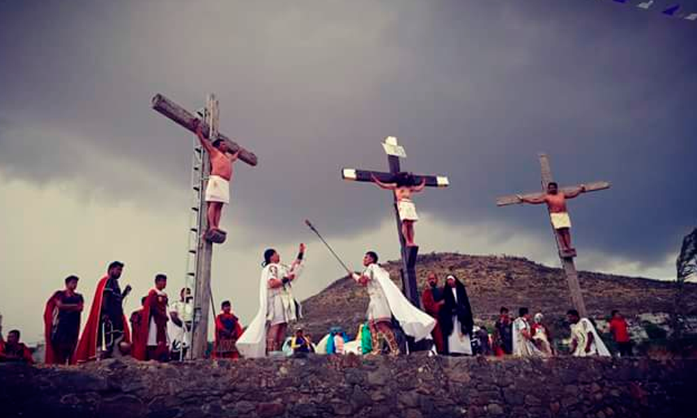 Entre palmas y cantos religiosos celebran Domingo de Ramos