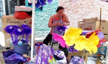 Disminuyen ventas de flores de papel en Atlixco 