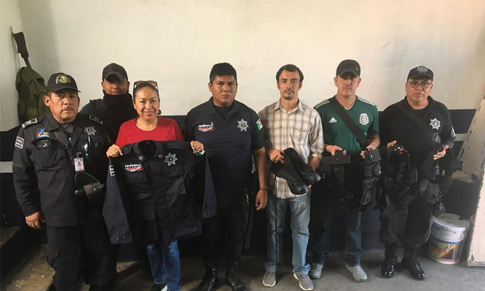 Entregan uniformes a policías de Acatlán