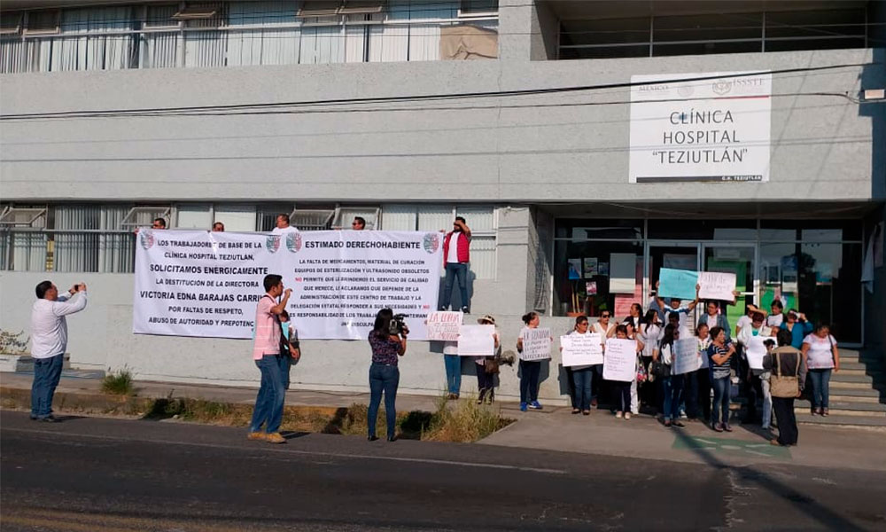 Empleados del ISSSTE piden destitución de la directora del hospital en Teziutlán