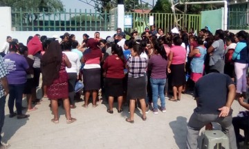 Padres de familia de Ajalpan, indignados, exigen cambio de directora