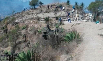 Incendio forestal deja atrapados a peregrinos en cerro de Ixtacamaxtitlan