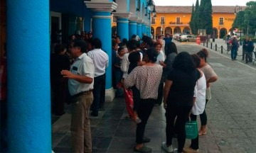 Pobladores cierran presidencia municipal por desabasto de agua en Tlatlauquitepec