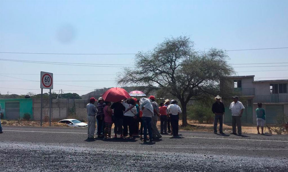 Pobladores de Tepeojuma cierran por 2 horas una carretera