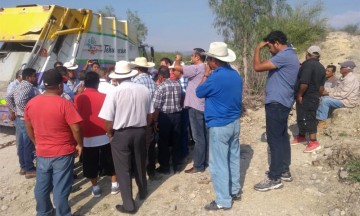 Bloquean relleno sanitario de Tehuacán para exigir pago a Ooselite