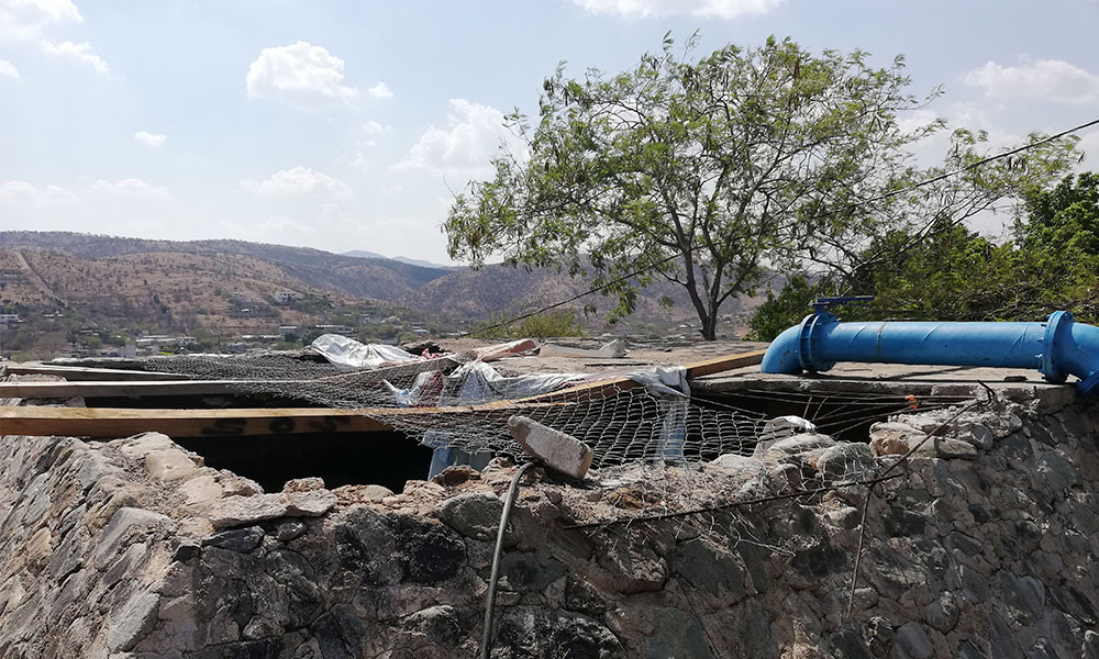 Tanque dañado deja a acatenos sin agua