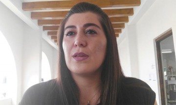 Acepta funcionaria de Tehuacán comprar plumas de 800 pesos; las devuelve