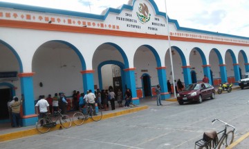 Acusan a alcalde de nepotismo y desvíos