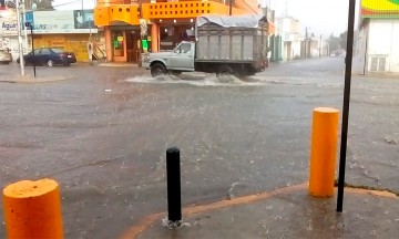 Sufren por mal olor y desbordamiento del drenaje en Tecamachalco