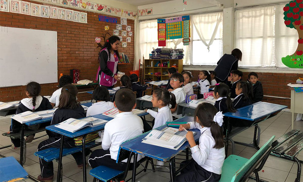 Alargan festejo del Día del Maestro en región de Teziutlán; siguen sin clases