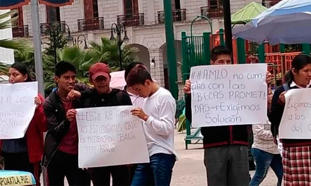 Protestan por falta de apoyo económico en Zacapoaxtla