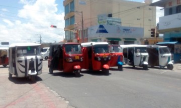 Bloquean carretera choferes de mototaxis de El Seco