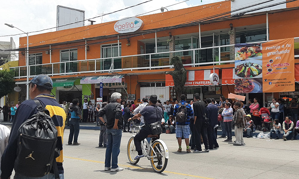 Pobladores se manifiestan y exigen presencia de la edil de Texmelucan