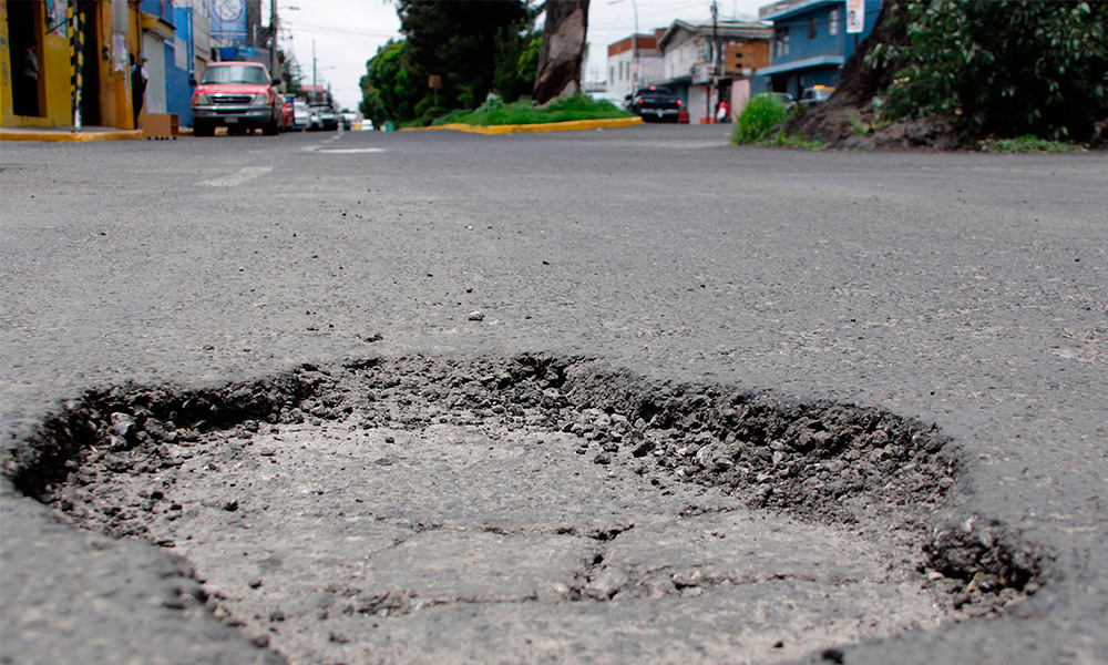 Baches en las calles principales de Tepeaca causan estragos