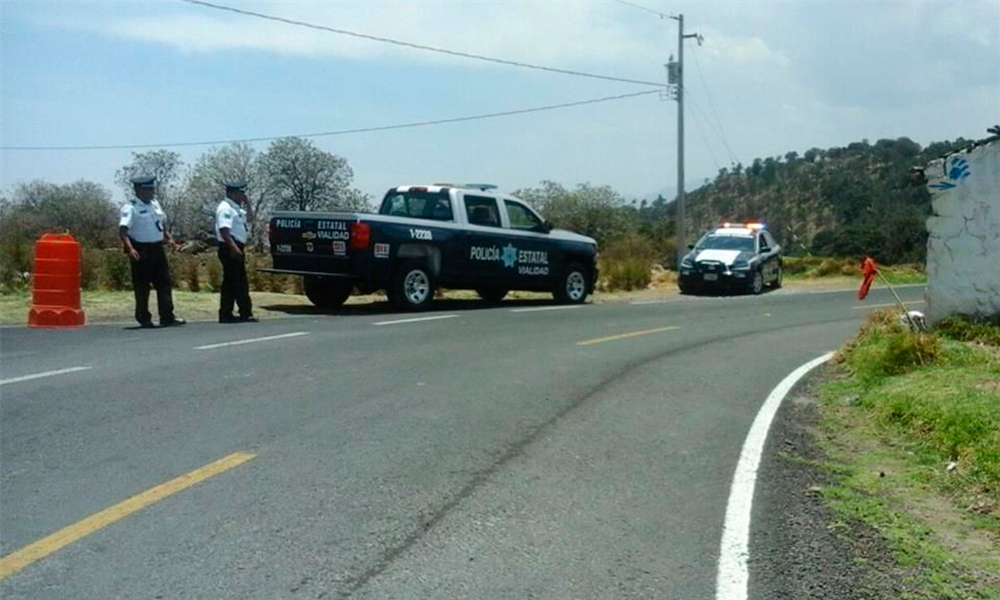 Policías de Ixtacamaxtitlán abusan de su autoridad y cierran camino rural