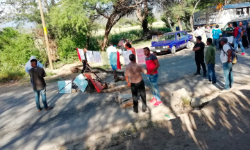 Cierran carretera para exigir agua potable en Coxcatlán