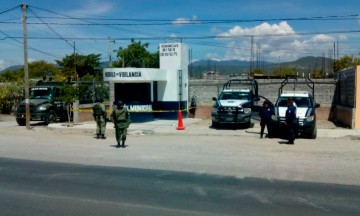 Amarran y quitan armas a policía  de San Gabriel Chilac