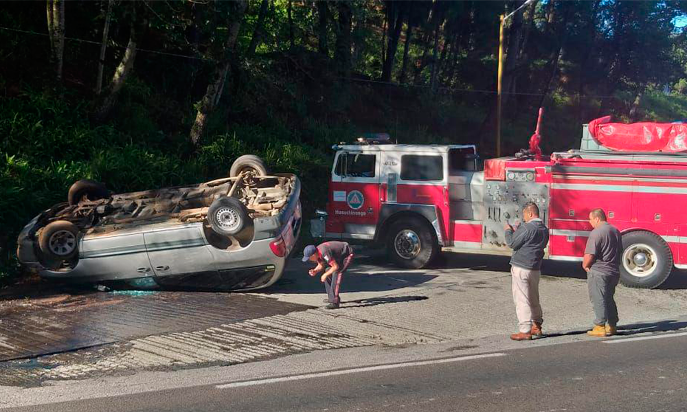 Vuelca camioneta con huachicol en Huauchinango