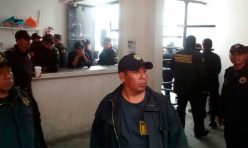Custodios del Cereso de Tehuacán realizan paro laboral