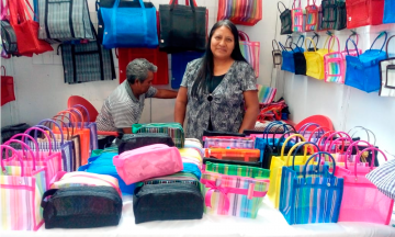 Hacen bolsas de malla para reducir el plástico en Atlixco