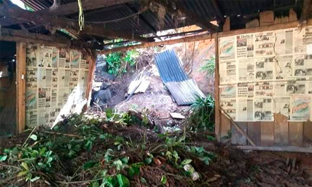 Desalojan a cuatro familias por deslaves en Huauchinango
