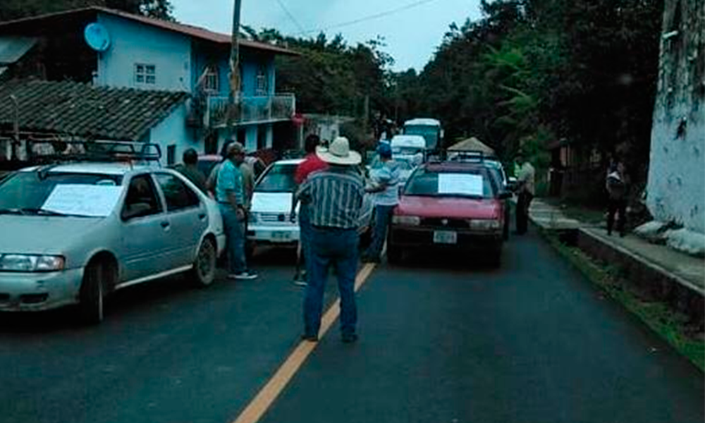 Taxistas cierran carretera estatal Zacapoaxtla-Cuetzalan