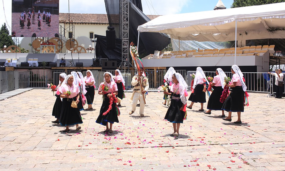 Asisten 8 mil a la Feria de la Manzana en Zacatlán