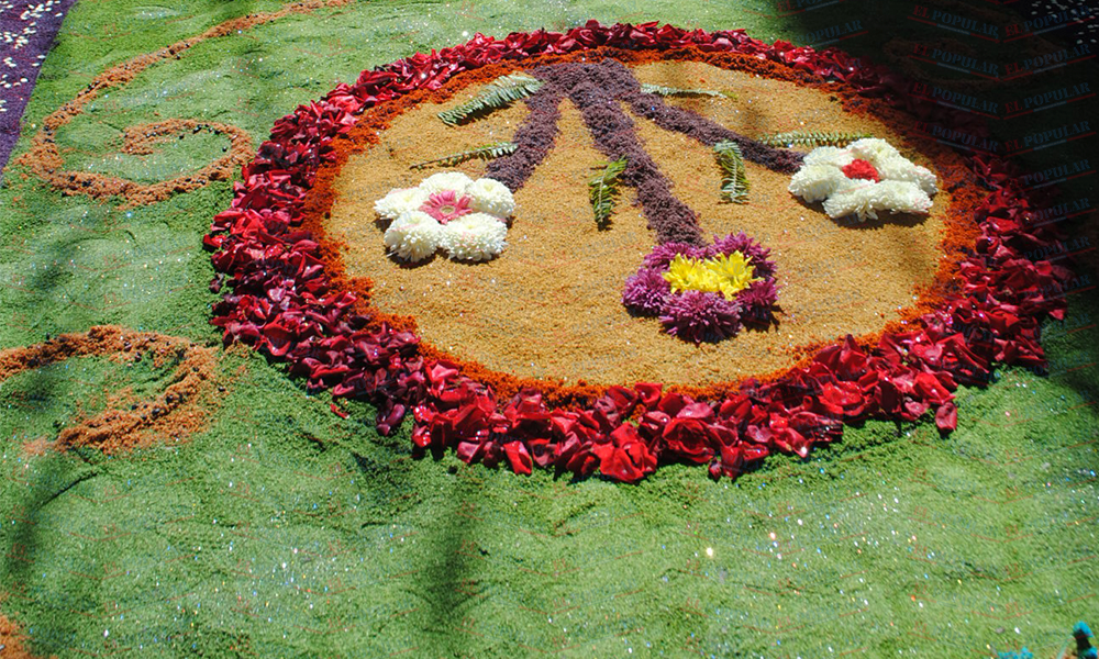 Preparan alfombras de aserrín en Chila de Flores