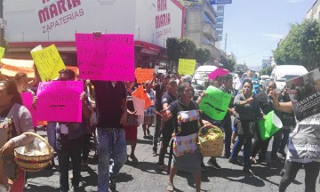 Marchan para exigir espacios de venta en Tehuacán