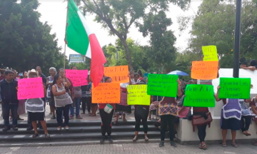 Ambulantes se manifiestan en la explanada del Palacio Municipal de Tehuacán