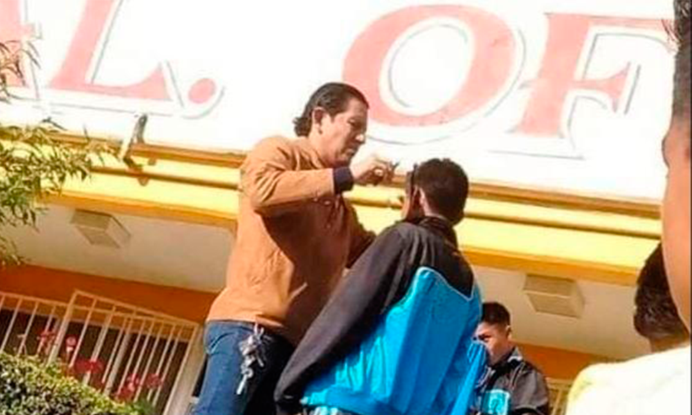 Maestros les cortan el cabello a estudiantes en Chignautla